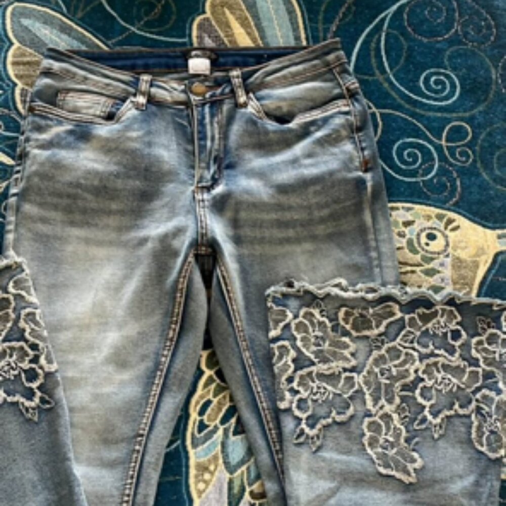 Size 4 6 Venus Embroidered Floral Slim fit stretch Women's boot cut flare Jeans